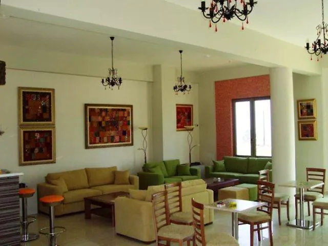 Finiki Plaza ميثوني