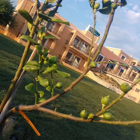 Finiki Plaza アパートホテル メトーニ